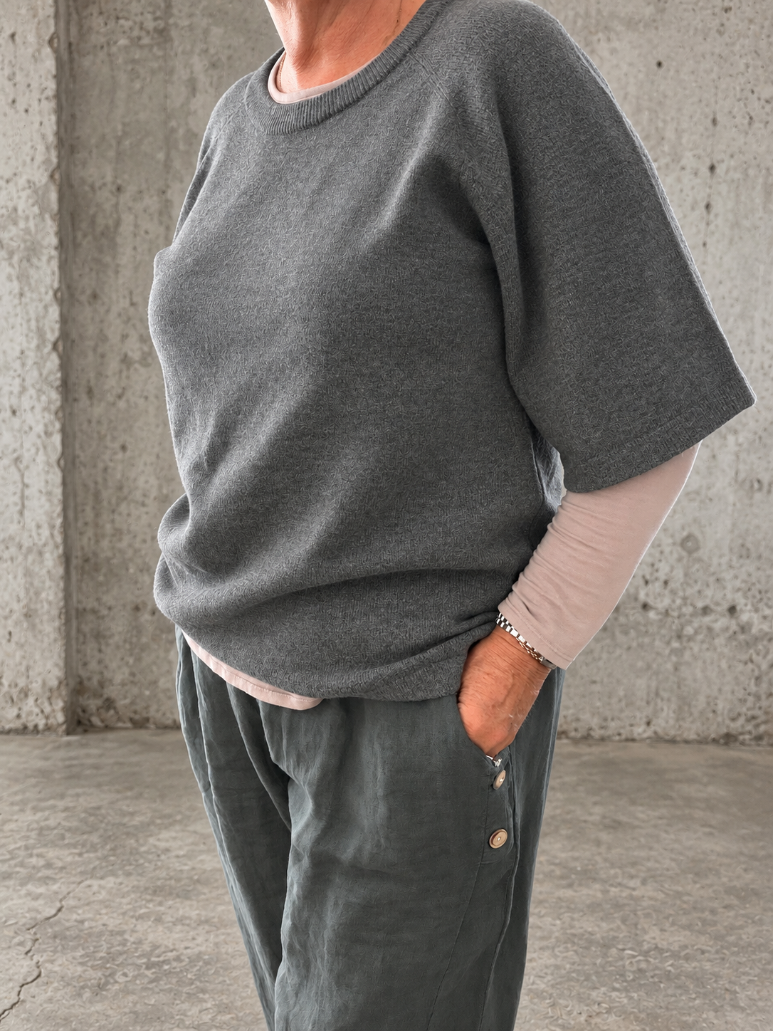 Denne lære t-shirt er i en blød strik kvalitet. Faconen er lavet med fokus på plus size kroppen, og den er derfor god til de fleste kurvede kvinder. Den er med rund hals, ærmer til albuen og i en smuk grå farve. 

Billedets baggrund er AI-genereret. 