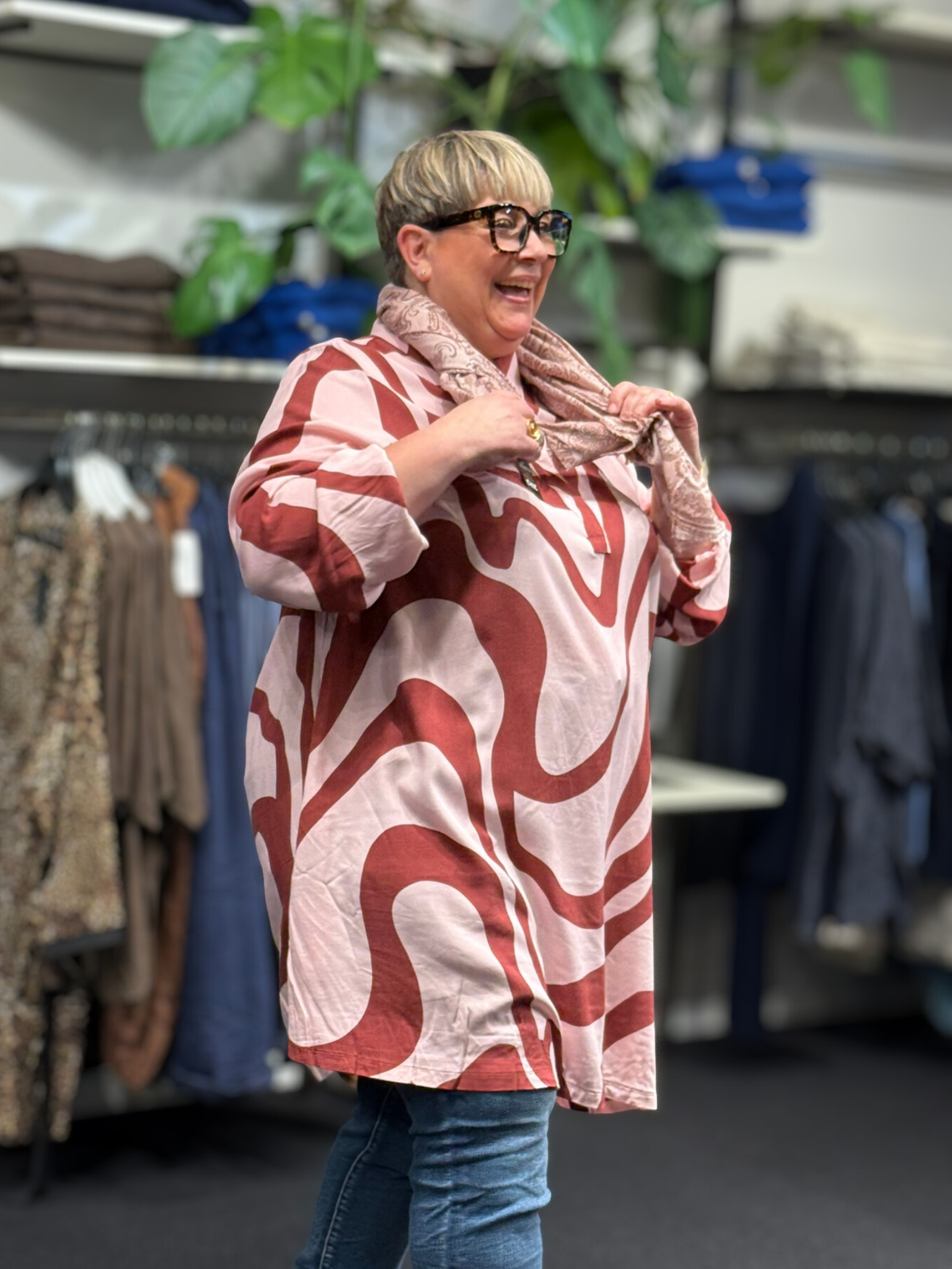 Anderledes tunika til plus size kvinden. Den er med stolpelukning, lange ærmer og en klassisk skjortekrave. 