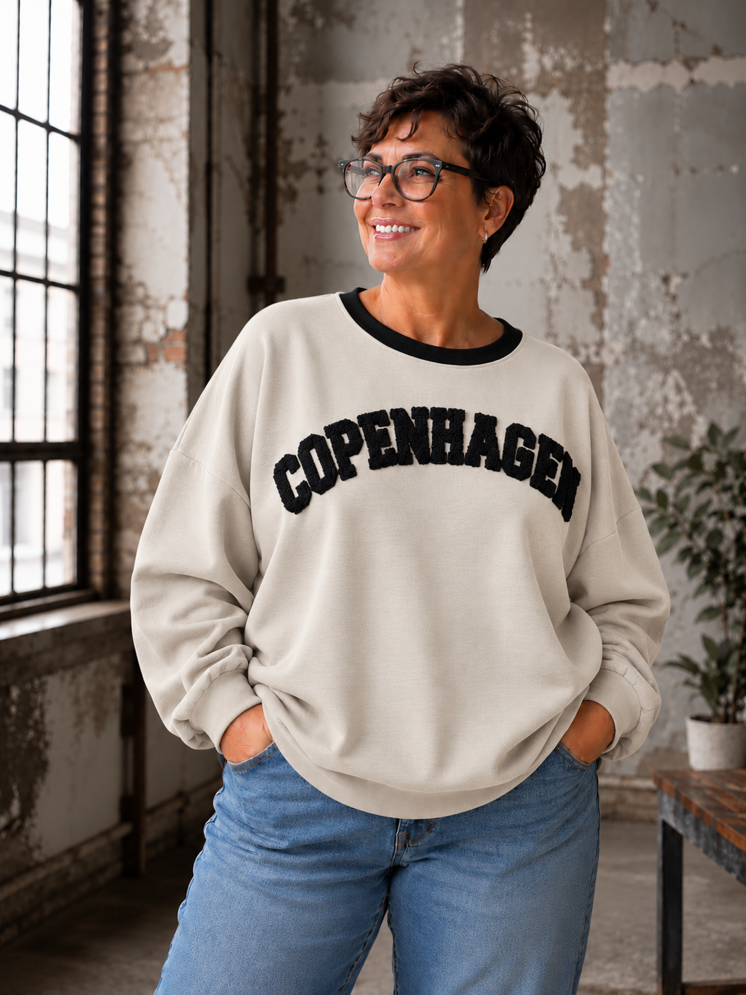 Smart sweatshirt med print foran, hvor der står "Copenhagen". Den er i en smørblød kvalitet som er virkelig dejlig at ha' på - det er en af dem vi bruger til hverdag, men bestemt også til søndagsafslapning. Perfekt til plus size kvinden som ønsker en behagelig sweatshirt. 

Billedet er genereret vha. AI-teknologi.