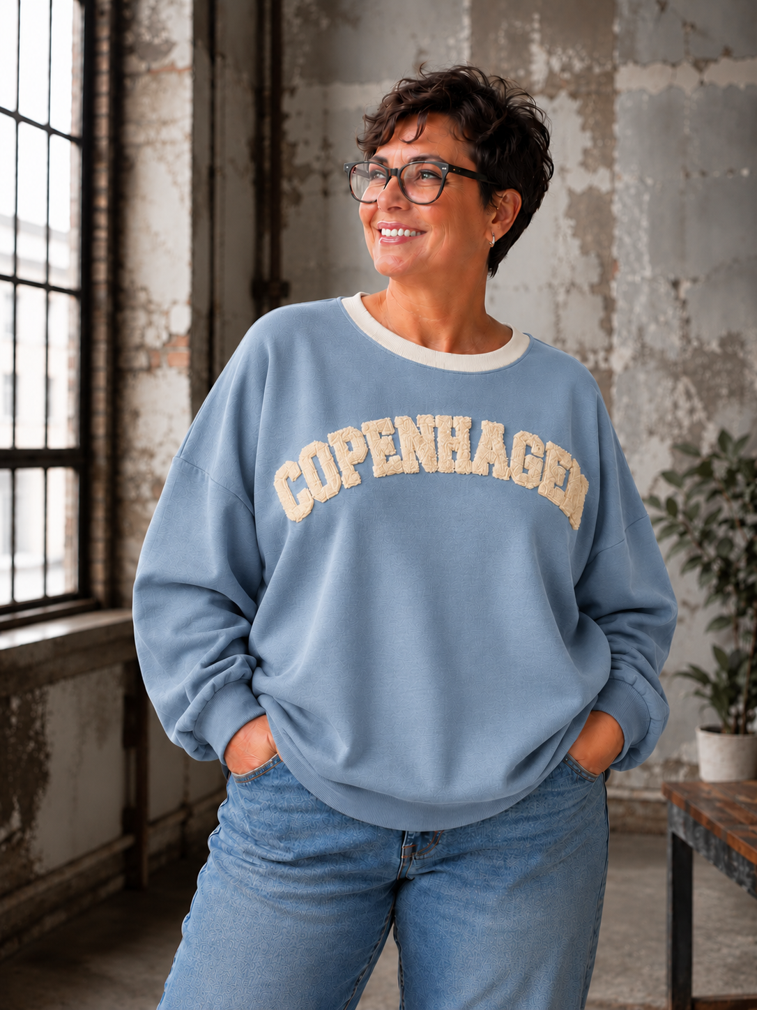 Smart sweatshirt med print foran, hvor der står "Copenhagen". Den er i en smørblød kvalitet som er virkelig dejlig at ha' på - det er en af dem vi bruger til hverdag, men bestemt også til søndagsafslapning. Perfekt til plus size kvinden som ønsker en behagelig sweatshirt. 

Billedet er genereret vha. AI-teknologi.