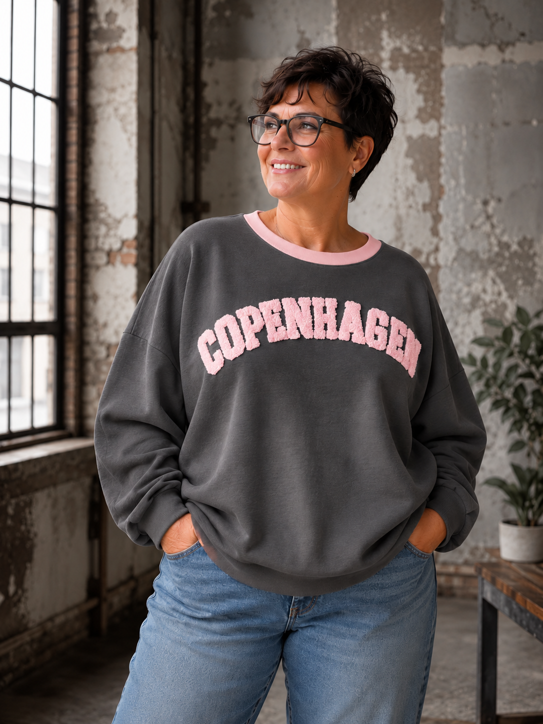 Smart sweatshirt med print foran, hvor der står "Copenhagen". Den er i en smørblød kvalitet som er virkelig dejlig at ha' på - det er en af dem vi bruger til hverdag, men bestemt også til søndagsafslapning. Perfekt til plus size kvinden som ønsker en behagelig sweatshirt. 

Billedet er genereret vha. AI-teknologi.