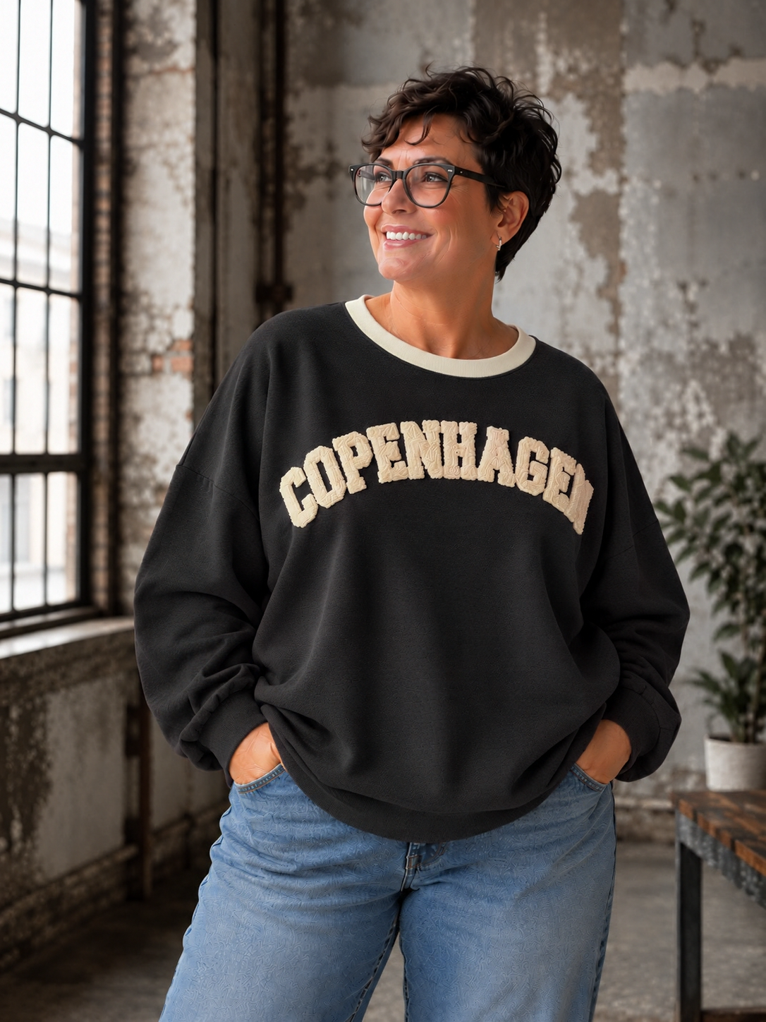 Smart sweatshirt med print foran, hvor der står "Copenhagen". Den er i en smørblød kvalitet som er virkelig dejlig at ha' på - det er en af dem vi bruger til hverdag, men bestemt også til søndagsafslapning. Perfekt til plus size kvinden som ønsker en behagelig sweatshirt. 

Billedet er genereret vha. AI-teknologi.
