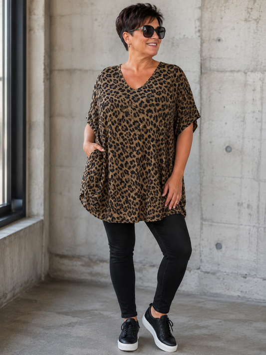 Smart Pernille Leopard Plussize T-shirt i blød viskose med flot A-facon og V-hals. Komfortabel pasform til plus size kvinder. Køb online hos Sigensgaard.dk.