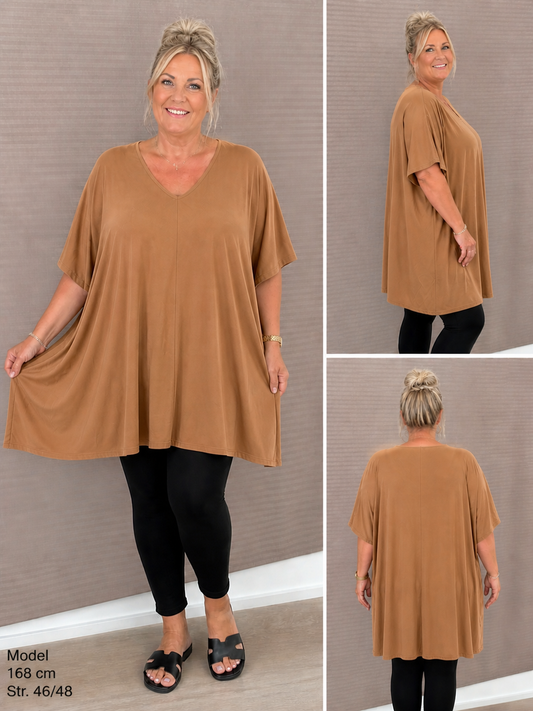 Pernille viskose T-shirt i A-shape med løs og luftig pasform, vist på model der er 168 cm høj og bruger størrelse 46/48. T-shirten er i en mørkebrun nuance og har korte, brede ærmer samt en flatterende V-hals, der giver et afslappet og feminint look. Den falder flot over kroppen og giver god bevægelsesfrihed, hvilket gør den ideel til både hverdag og komfortabel styling.