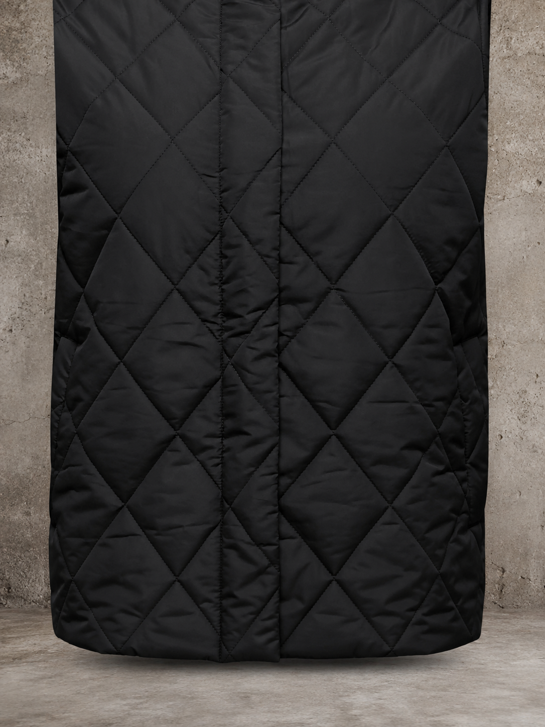 CarJuliet plussize quiltjakke i sort med flot quiltet mønster, høj krave og praktiske sidelommer. Rummelig pasform til plus size. Billedet er AI-genereret.