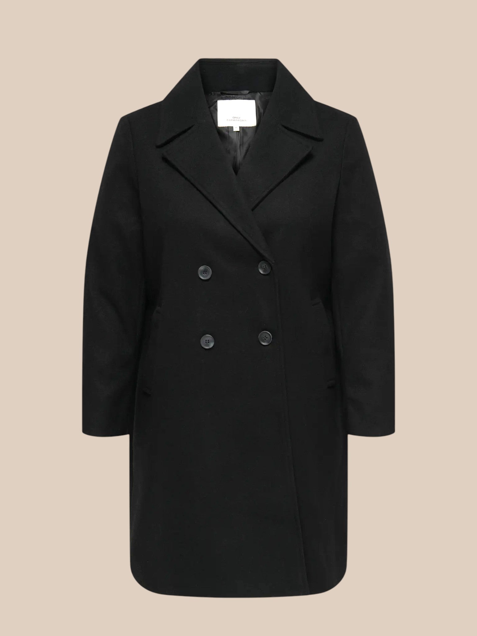 Blød plus size jakke fra Only Carmakoma med en god længde og flot pasform. Den er med lange ærmer og klassisk krave. Derudover er der åbne lommer, og en knappe indvendig, som sørger for at jakke er lukket til og falder pænt.