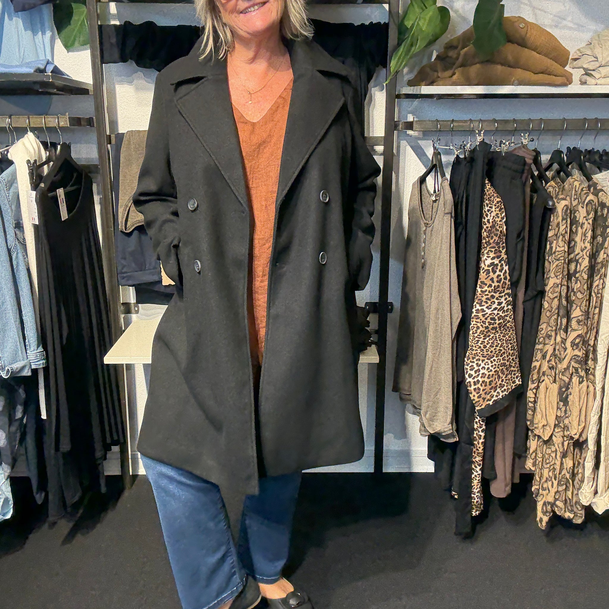 Only carmakoma trench coat i sort smart g anvendelig sort overtøj i plusstørrelser fra Sigensgaar.dk