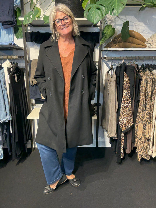 Only carmakoma trench coat i sort smart g anvendelig sort overtøj i plusstørrelser fra Sigensgaar.dk