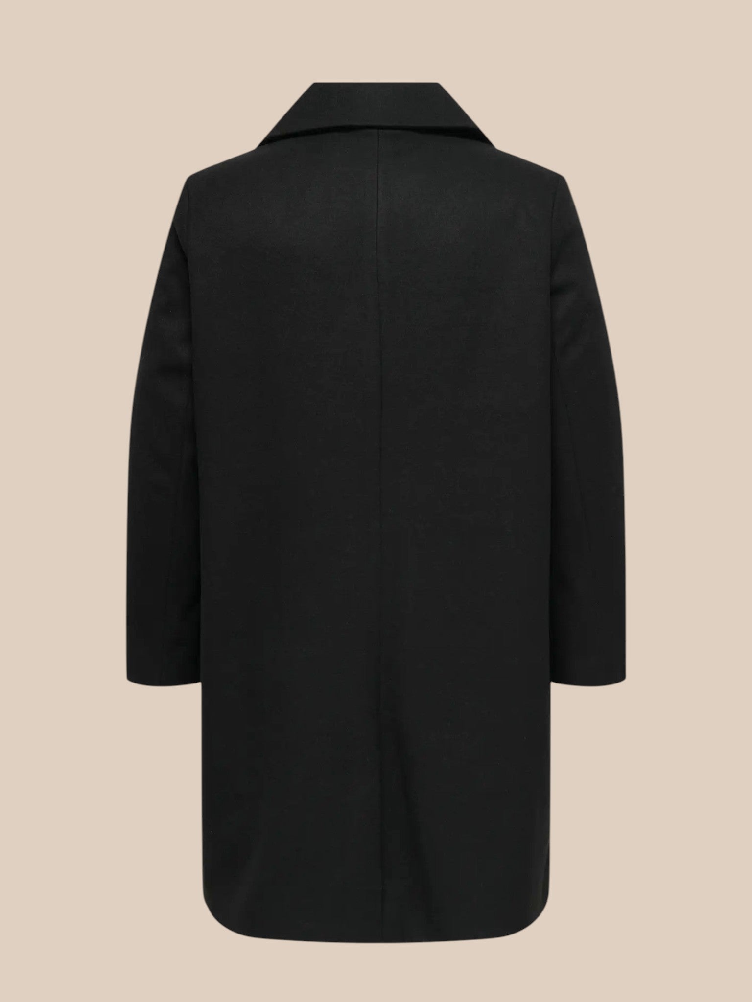 Blød plus size jakke fra Only Carmakoma med en god længde og flot pasform. Den er med lange ærmer og klassisk krave. Derudover er der åbne lommer, og en knappe indvendig, som sørger for at jakke er lukket til og falder pænt.