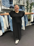 Smart plus size kjole med slids i den ene side. Den er i den lækreste jersey kvalitet, som altid er et hit. 