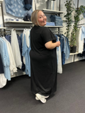 Smart plus size kjole med slids i den ene side. Den er i den lækreste jersey kvalitet, som altid er et hit. 