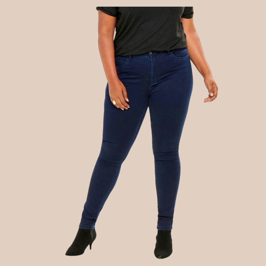 Caraugusta skinny jeans til pluspiger – perfekt pasform og ekstra lange ben.