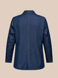 Smart denim blazer som er god til plus pigen grundet den gode facon. Den er med 2 pyntelommer og knaplukning med 2 store knapper. Den er blød i kvaliteten, hvilket gør den rigtig behagelig at have på.
