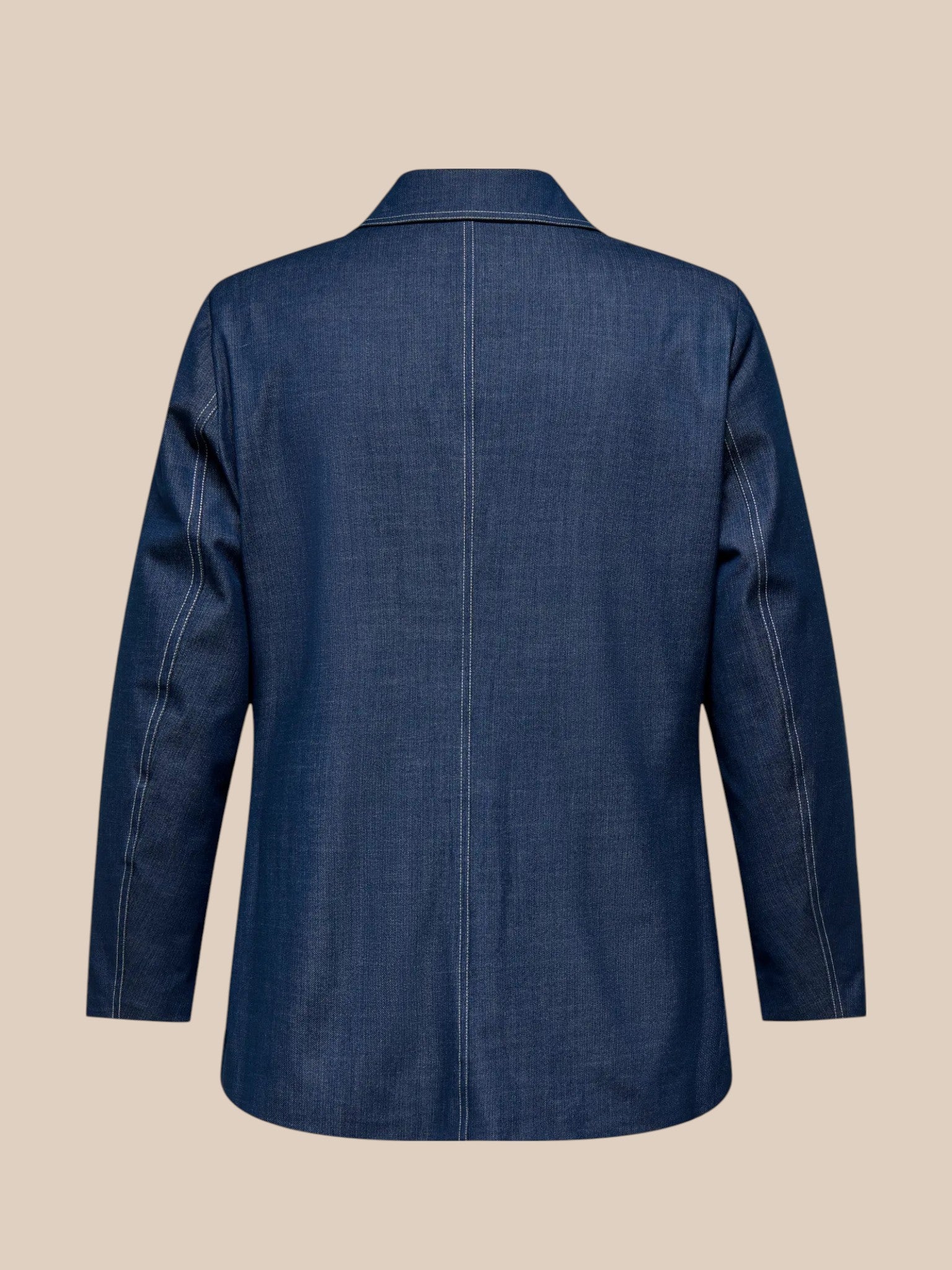 Smart denim blazer som er god til plus pigen grundet den gode facon. Den er med 2 pyntelommer og knaplukning med 2 store knapper. Den er blød i kvaliteten, hvilket gør den rigtig behagelig at have på.