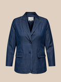 Smart denim blazer som er god til plus pigen grundet den gode facon. Den er med 2 pyntelommer og knaplukning med 2 store knapper. Den er blød i kvaliteten, hvilket gør den rigtig behagelig at have på.