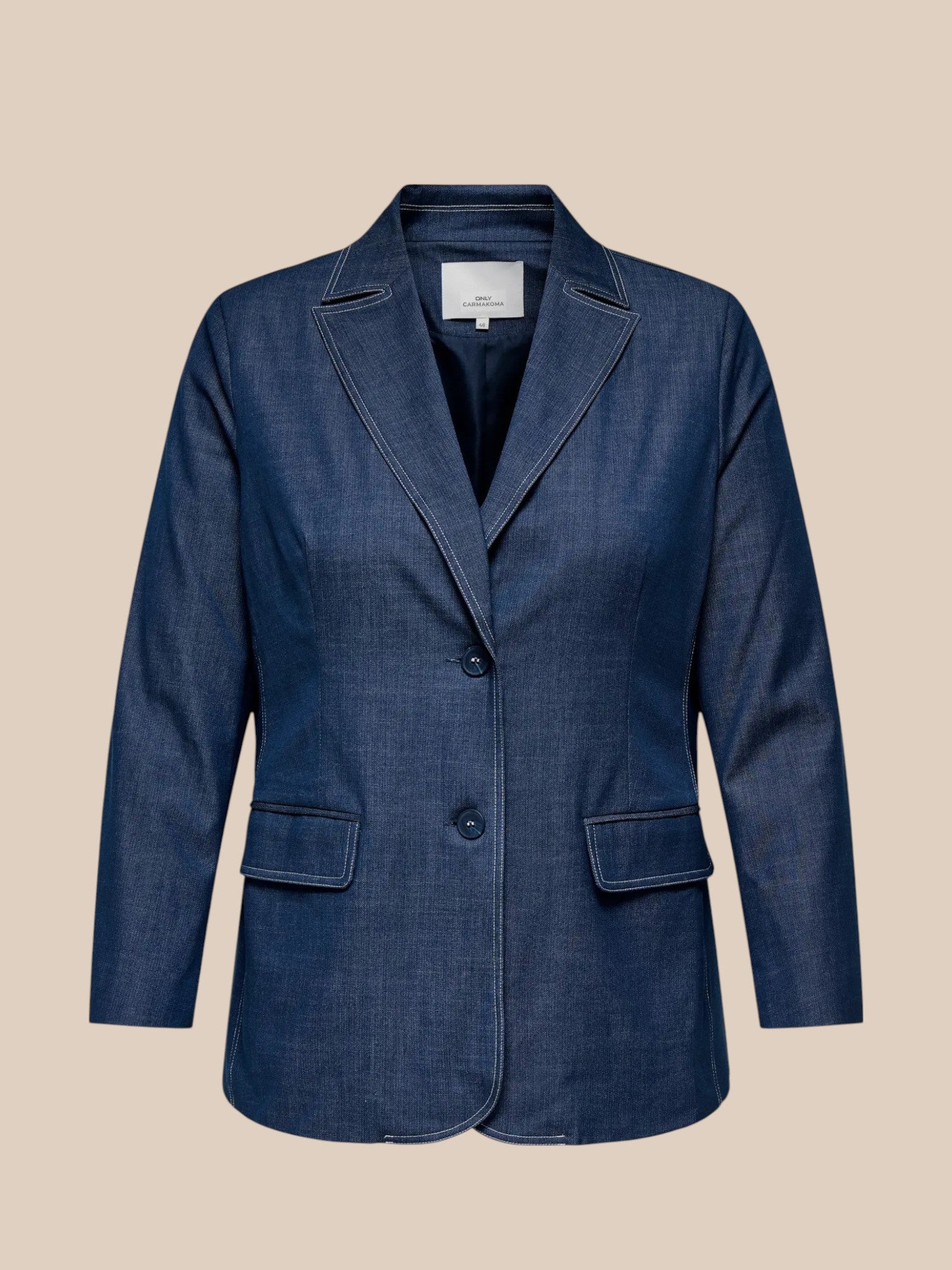 Smart denim blazer som er god til plus pigen grundet den gode facon. Den er med 2 pyntelommer og knaplukning med 2 store knapper. Den er blød i kvaliteten, hvilket gør den rigtig behagelig at have på.