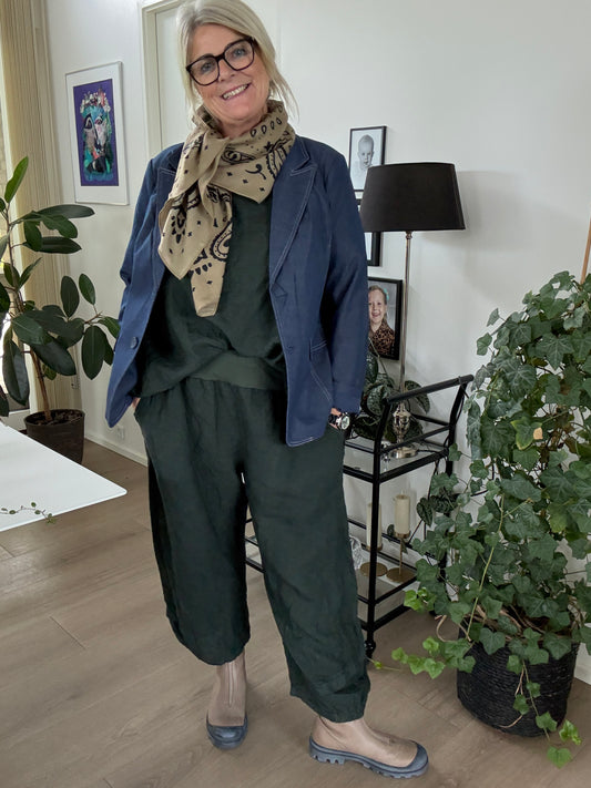 Smart denim blazer som er god til plus pigen grundet den gode facon. Den er med 2 pyntelommer og knaplukning med 2 store knapper. Den er blød i kvaliteten, hvilket gør den rigtig behagelig at have på.