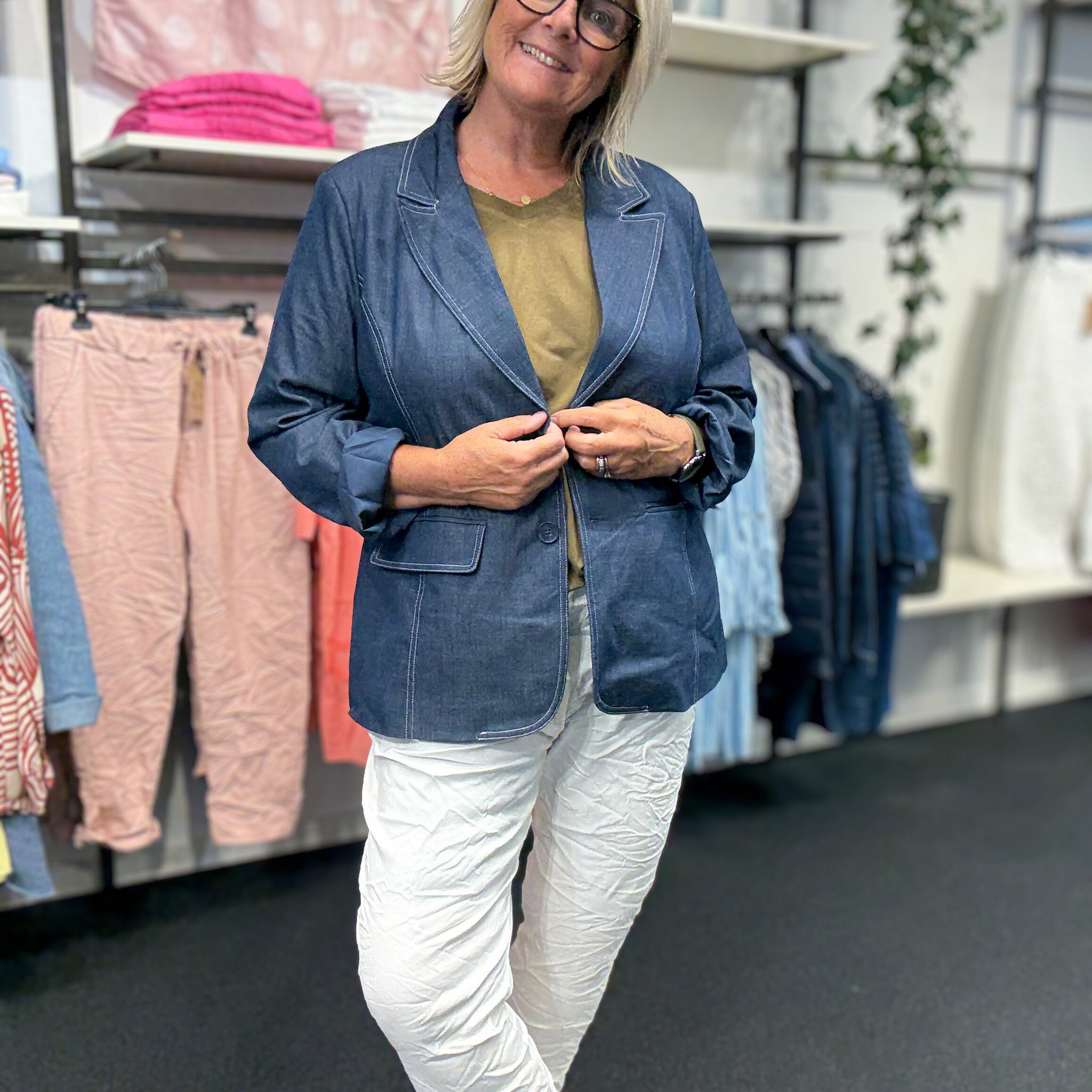 Smart denim blazer som er god til plus pigen grundet den gode facon. Den er med 2 pyntelommer og knaplukning med 2 store knapper. Den er blød i kvaliteten, hvilket gør den rigtig behagelig at have på.