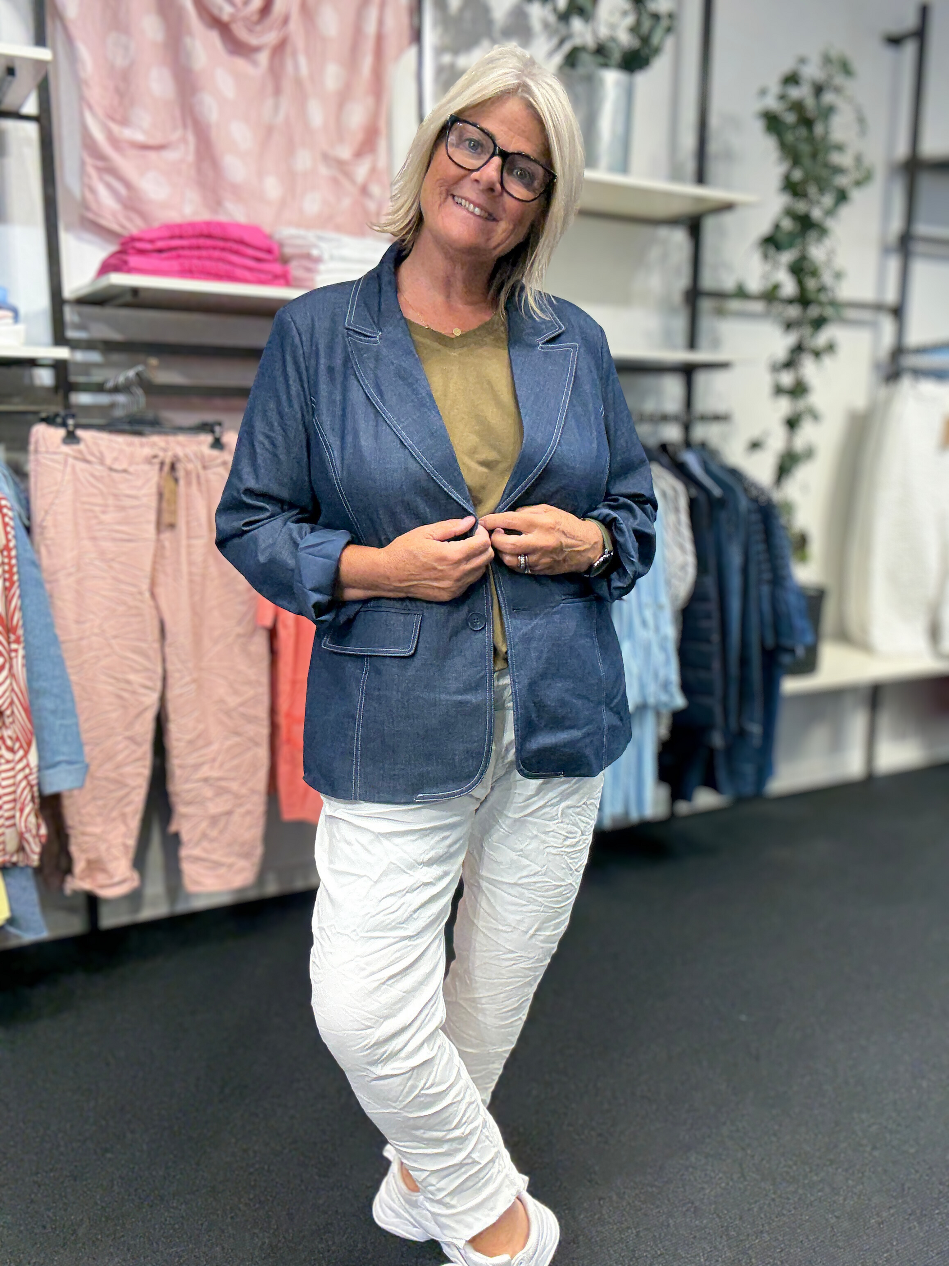 Smart denim blazer som er god til plus pigen grundet den gode facon. Den er med 2 pyntelommer og knaplukning med 2 store knapper. Den er blød i kvaliteten, hvilket gør den rigtig behagelig at have på.