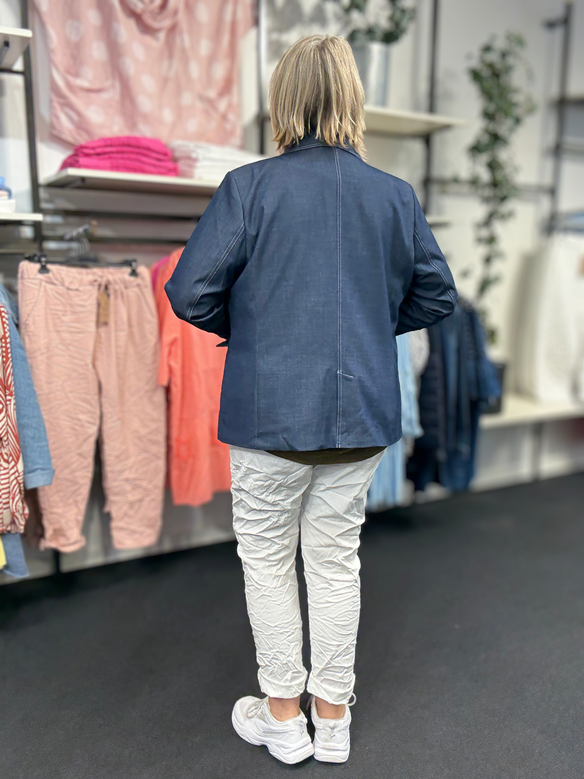 Smart denim blazer som er god til plus pigen grundet den gode facon. Den er med 2 pyntelommer og knaplukning med 2 store knapper. Den er blød i kvaliteten, hvilket gør den rigtig behagelig at have på.