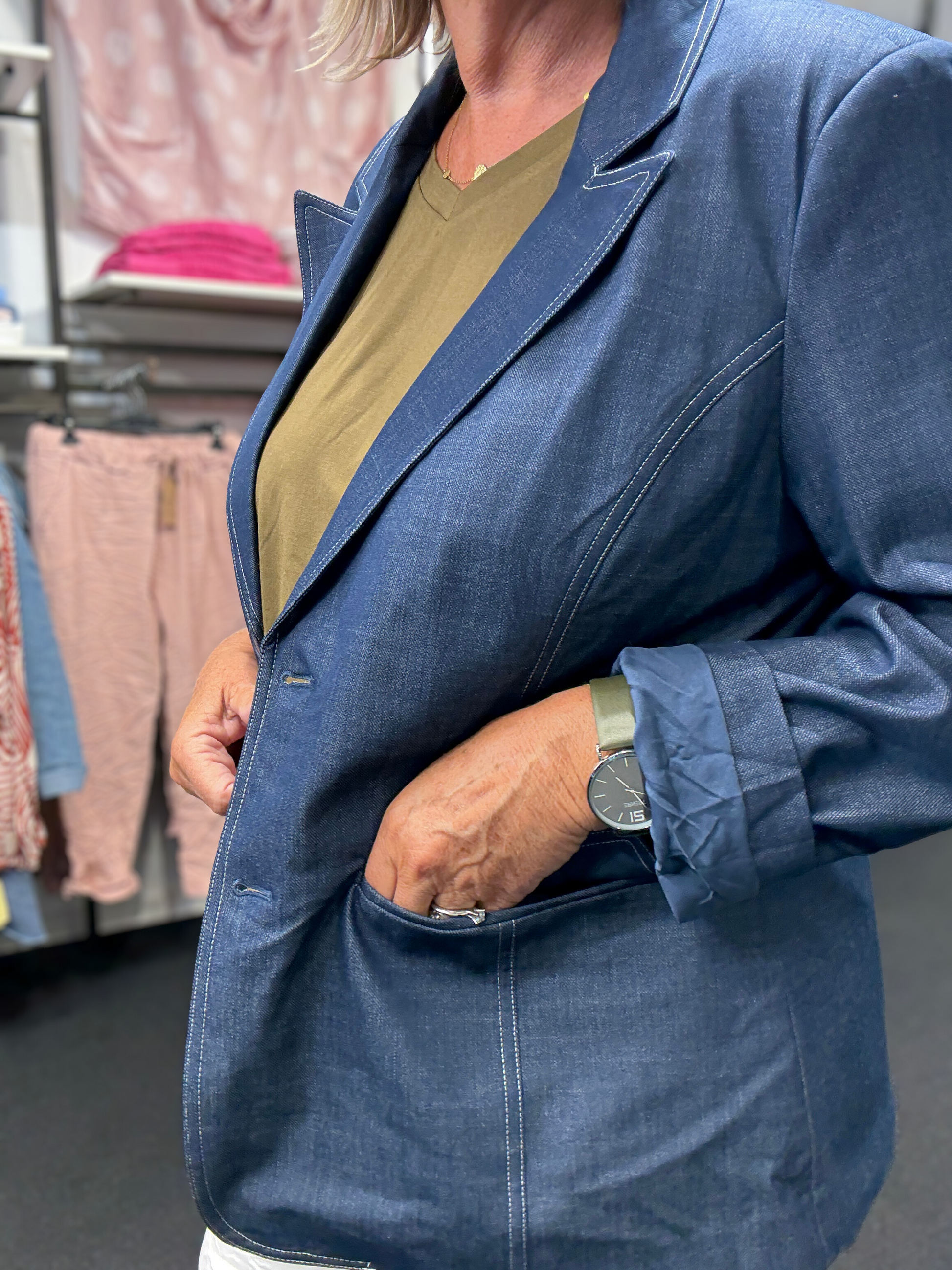 Smart denim blazer som er god til plus pigen grundet den gode facon. Den er med 2 pyntelommer og knaplukning med 2 store knapper. Den er blød i kvaliteten, hvilket gør den rigtig behagelig at have på.