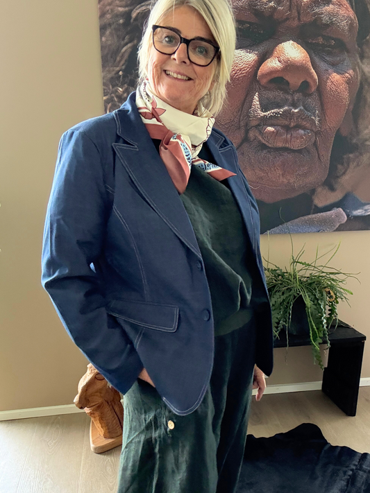 Smart denim blazer som er god til plus pigen grundet den gode facon. Den er med 2 pyntelommer og knaplukning med 2 store knapper. Den er blød i kvaliteten, hvilket gør den rigtig behagelig at have på.