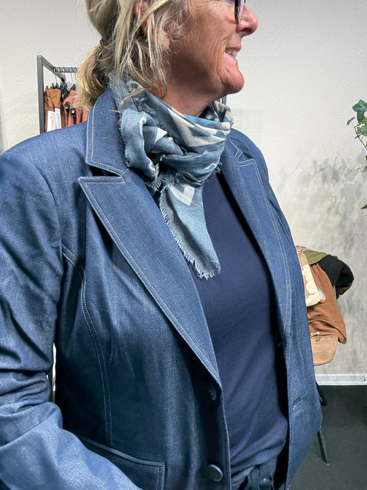 Smart denim blazer som er god til plus pigen grundet den gode facon. Den er med 2 pyntelommer og knaplukning med 2 store knapper. Den er blød i kvaliteten, hvilket gør den rigtig behagelig at have på.