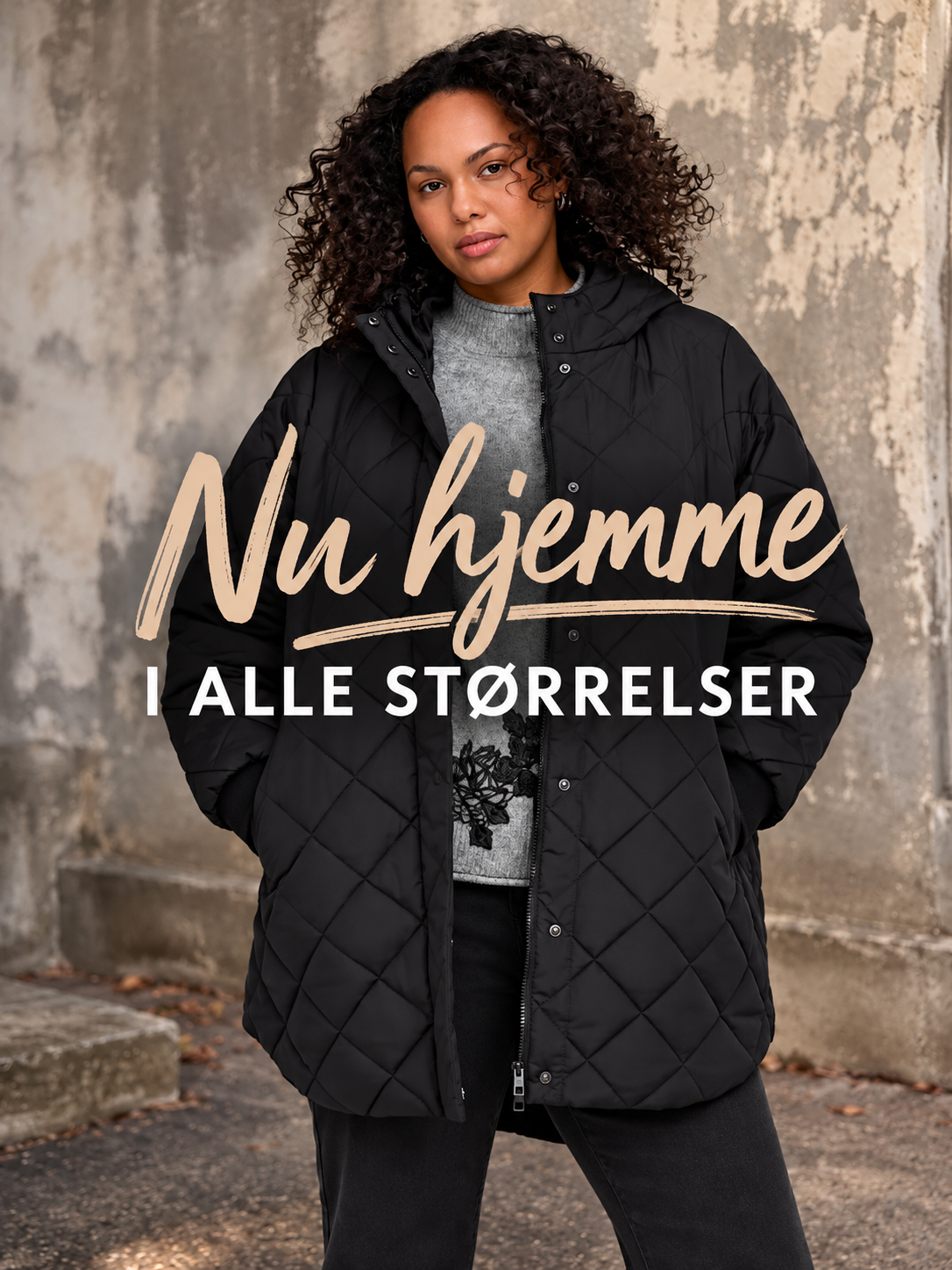 CarJuliet plussize quiltjakke i sort med flot quiltet mønster, høj krave og praktiske sidelommer. Rummelig pasform til plus size. Billedet er AI-genereret.