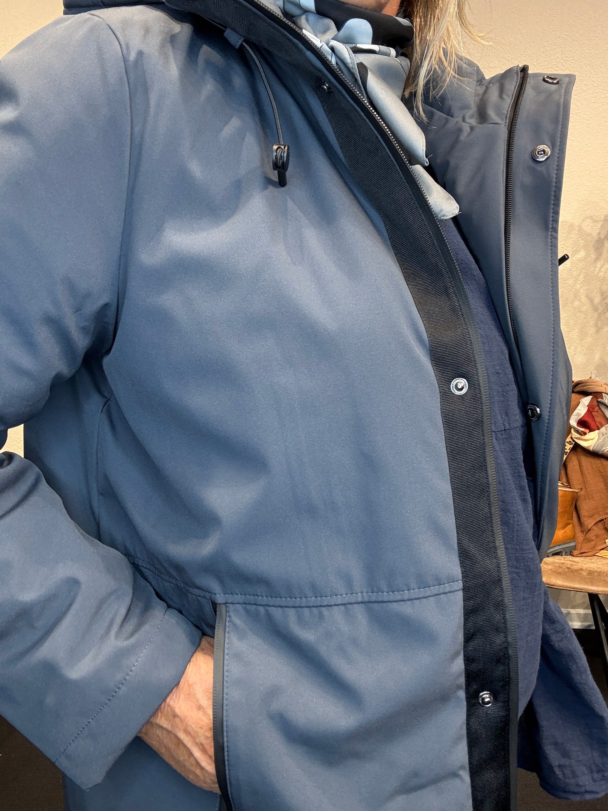Smart og funktionel plus size jakke efterårs/vinter jakke hvor der er mulighed for at knappe en smule op i siden. Den er med lange ærmer, hætte og så har den lynlås lukning hele vejen ned, samt lommer med lynlås. Rigtig god længde som går til lige over knæet.