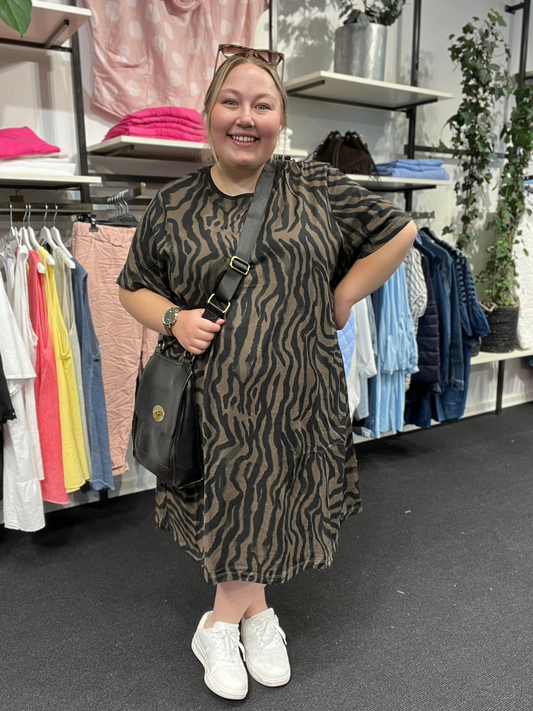 Smart printet hverdagskjole med rund hals, korte ærmer og en god længde. Denne kan både bruges med bukser, leggings eller bare ben.