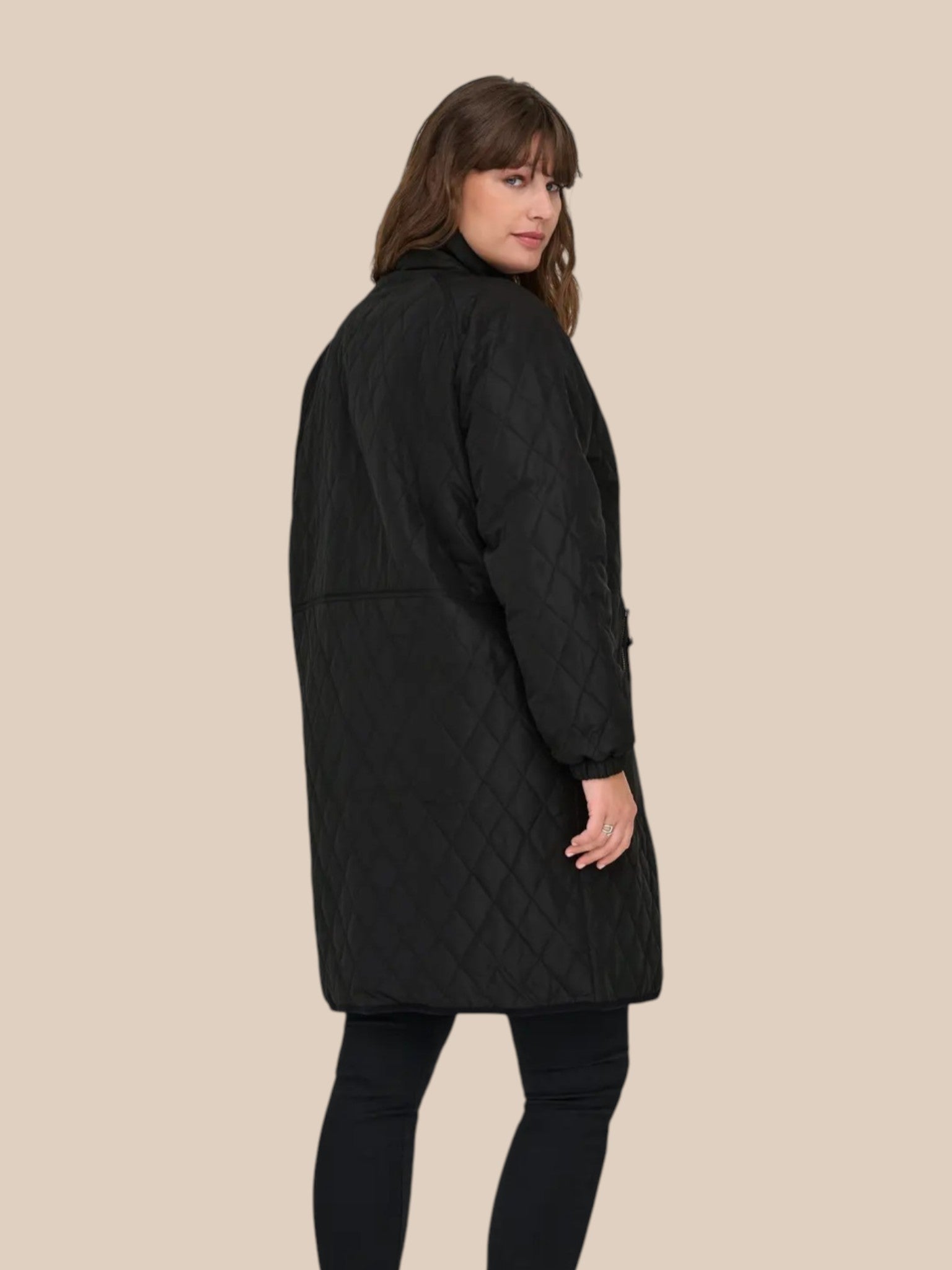 Smart plus size quilt-jakke fra Only Carmakoma. Den er med lommer, dobbelt-lynlås og så er der elastik ved ærmets afslutning.