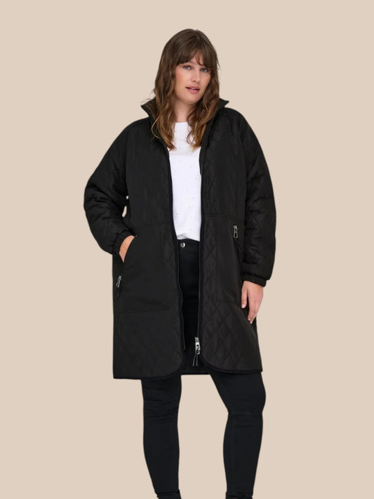Smart plus size quilt-jakke fra Only Carmakoma. Den er med lommer, dobbelt-lynlås og så er der elastik ved ærmets afslutning.