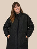 Smart plus size quilt-jakke fra Only Carmakoma. Den er med lommer, dobbelt-lynlås og så er der elastik ved ærmets afslutning.