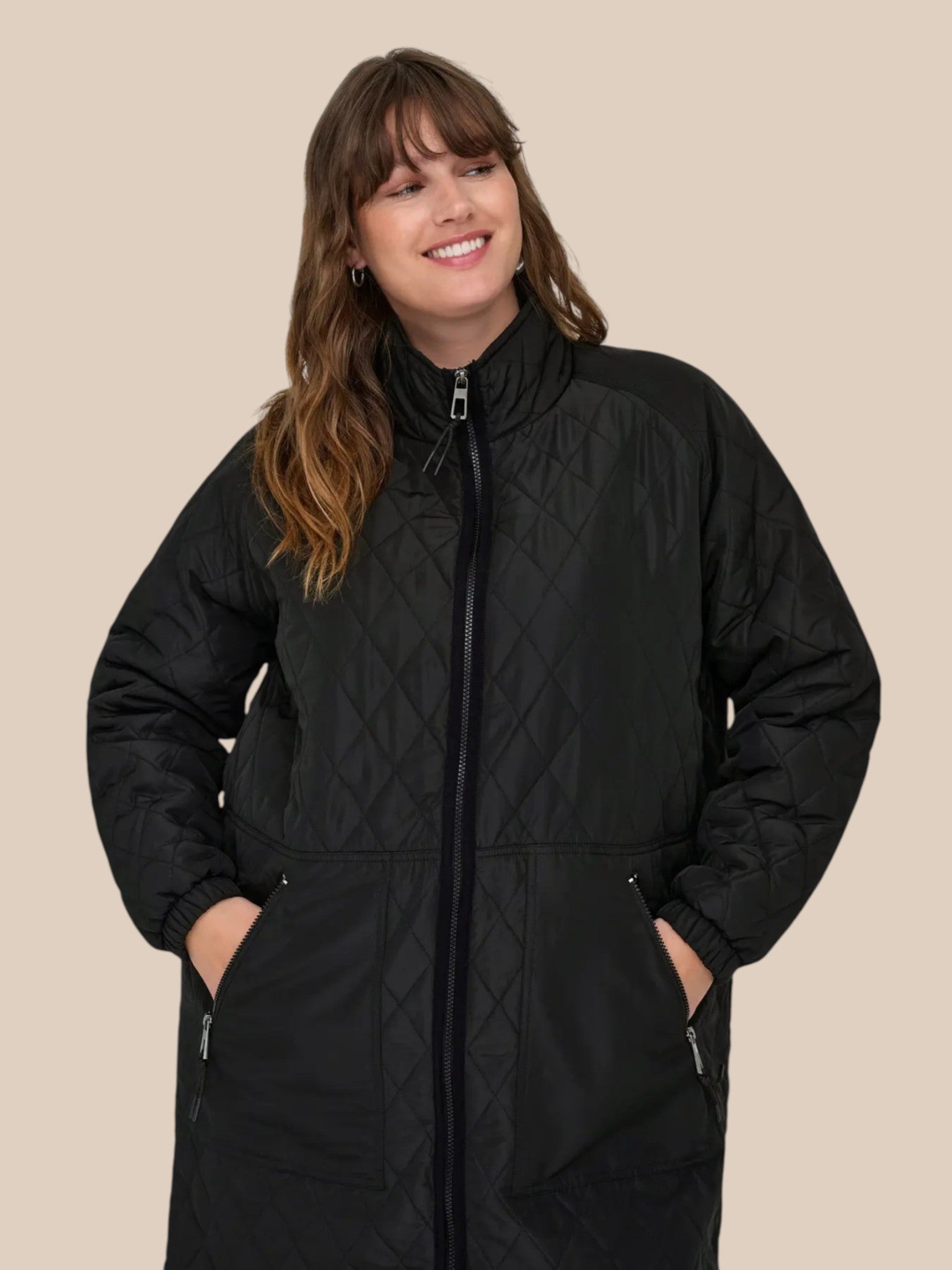 Smart plus size quilt-jakke fra Only Carmakoma. Den er med lommer, dobbelt-lynlås og så er der elastik ved ærmets afslutning.