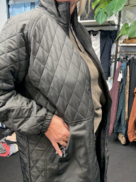 Lækker quiltet jakke fra Only Carmakoma, den passes af dig som bruger mellem en str. 42 og en str. 54.