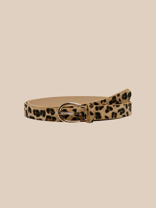 Smart plus size pyntebælte, som let kan være med til at peppe dit outfit op. Det er med leopard print. Det findes i flere længder. 
