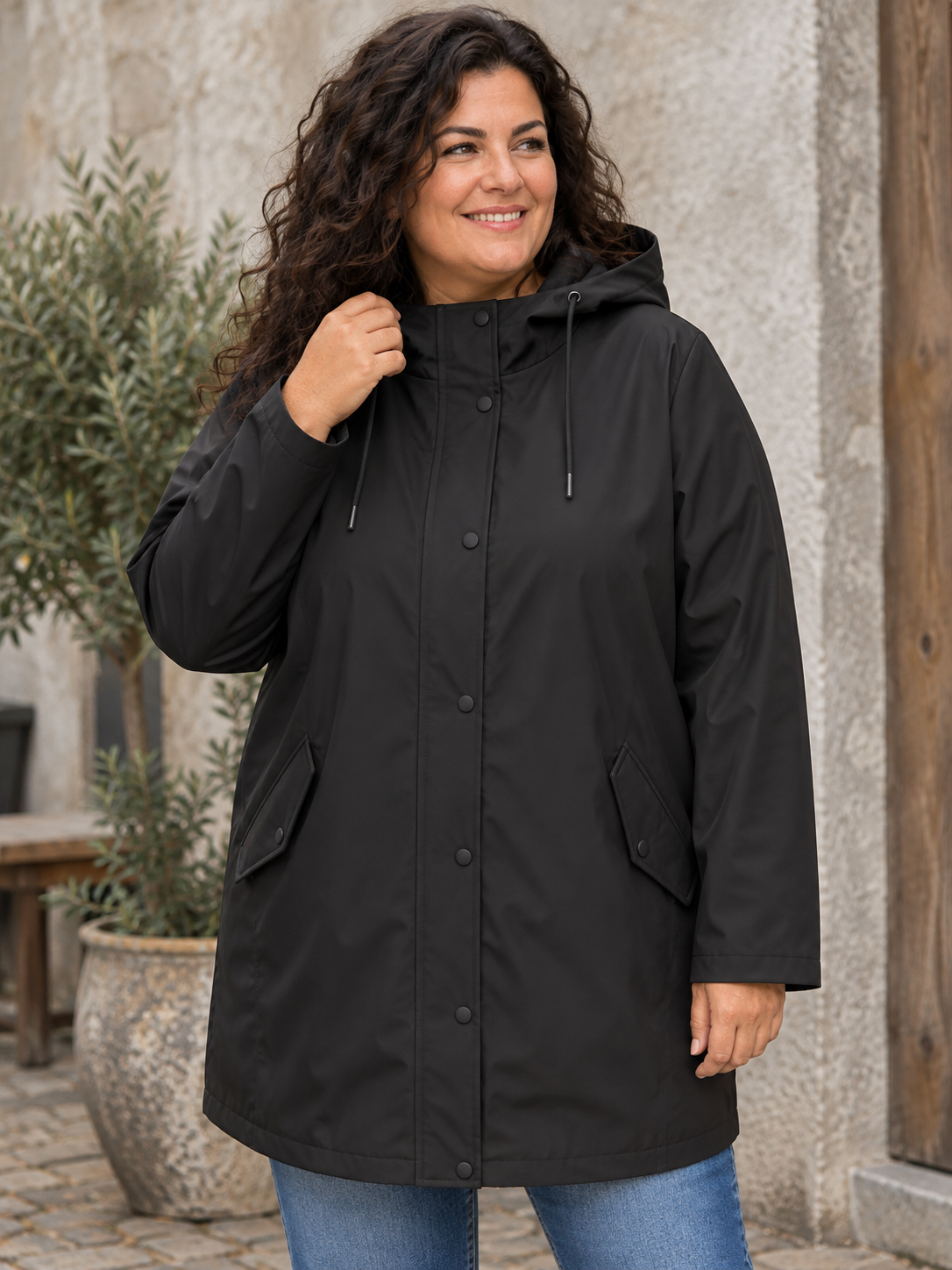 Behagelig og brugbar regnjakke til plus size kvinden som elsker det elegante og anvendelige i sort. Den er praktisk fordi den er vandtæt og samtidig har teddy foer så den også har en smule varme. 