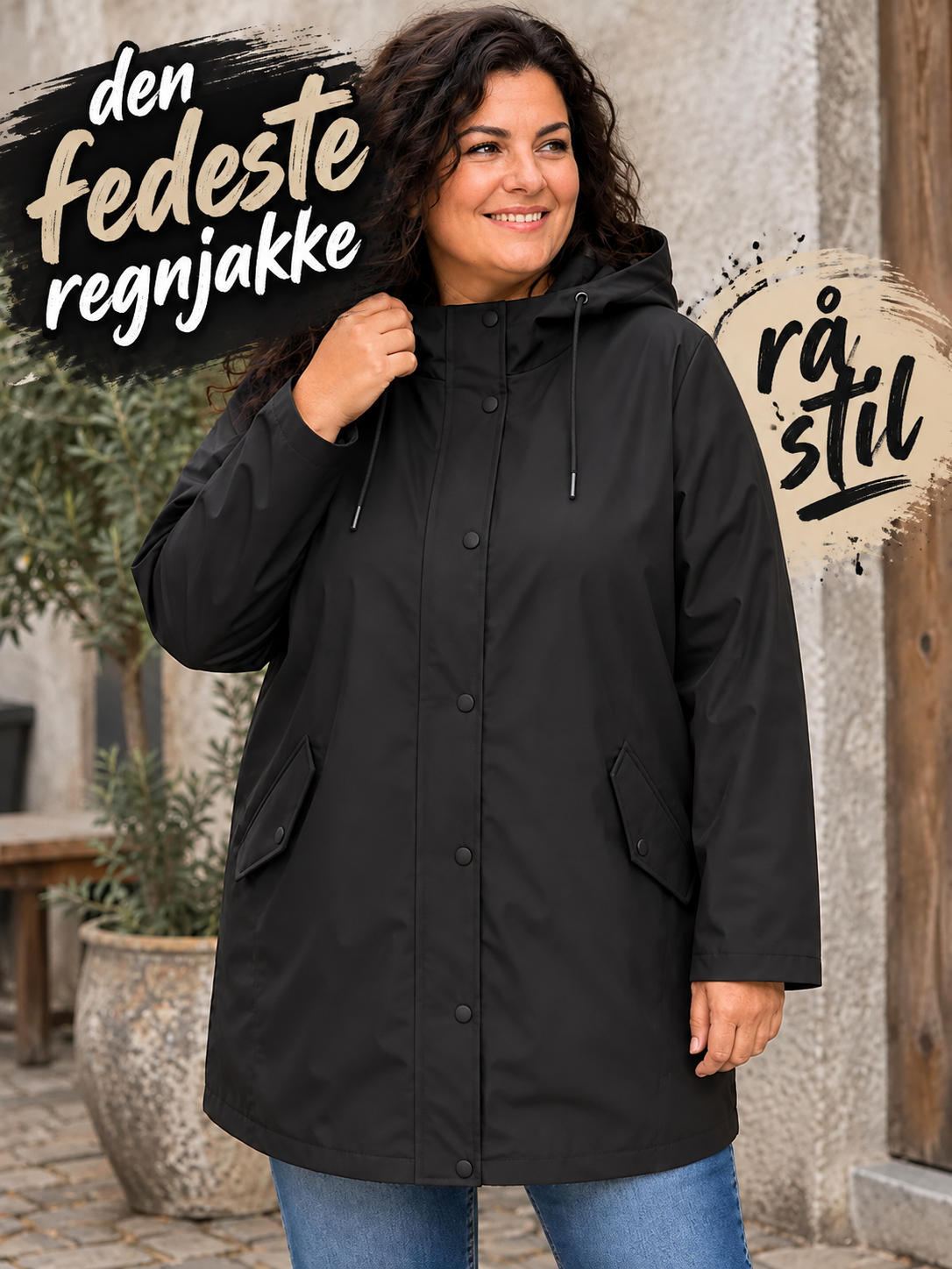 Behagelig og brugbar regnjakke til plus size kvinden som elsker det elegante og anvendelige i sort. Den er praktisk fordi den er vandtæt og samtidig har teddy foer så den også har en smule varme. 