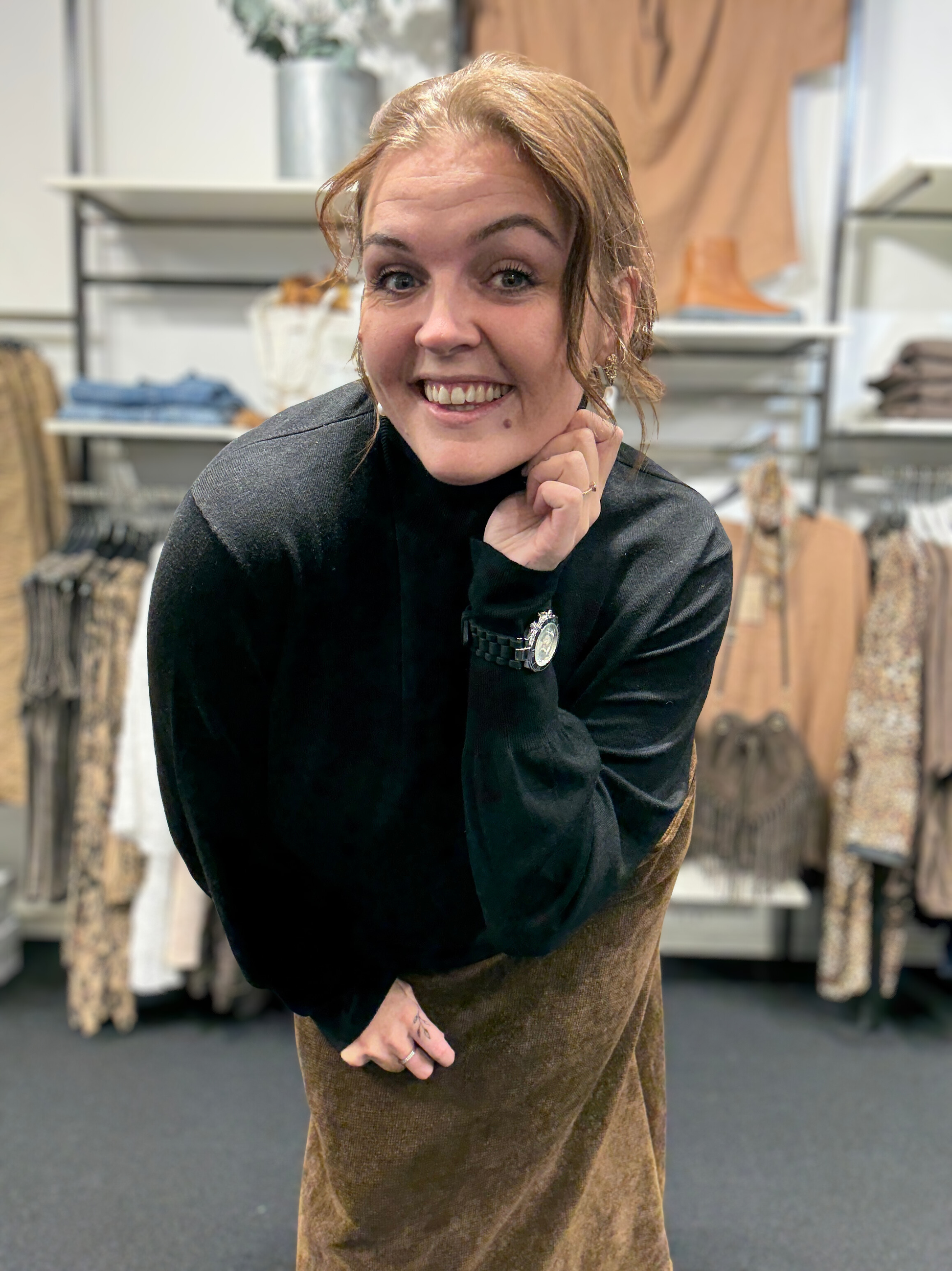 Rullekrave strik i sort dejlig blød kvalitet som sidder tæt ,jeg har sat en betty tshirt under i den lys blå. plussize strik pullover.