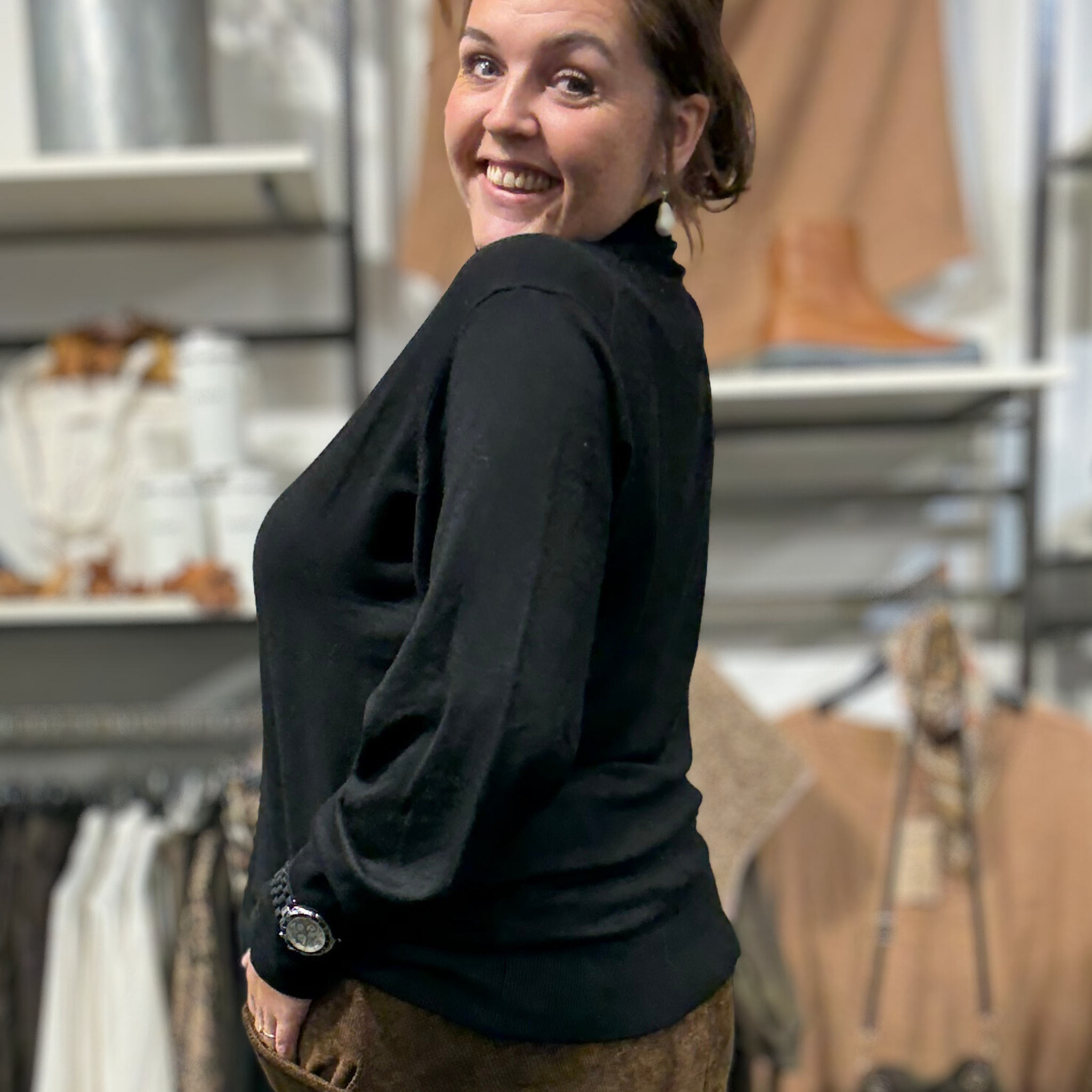 Rullekrave strik i sort dejlig blød kvalitet som sidder tæt ,jeg har sat en betty tshirt under i den lys blå. plussize strik pullover.