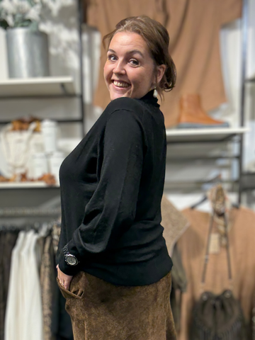 Rullekrave strik i sort dejlig blød kvalitet som sidder tæt ,jeg har sat en betty tshirt under i den lys blå. plussize strik pullover.