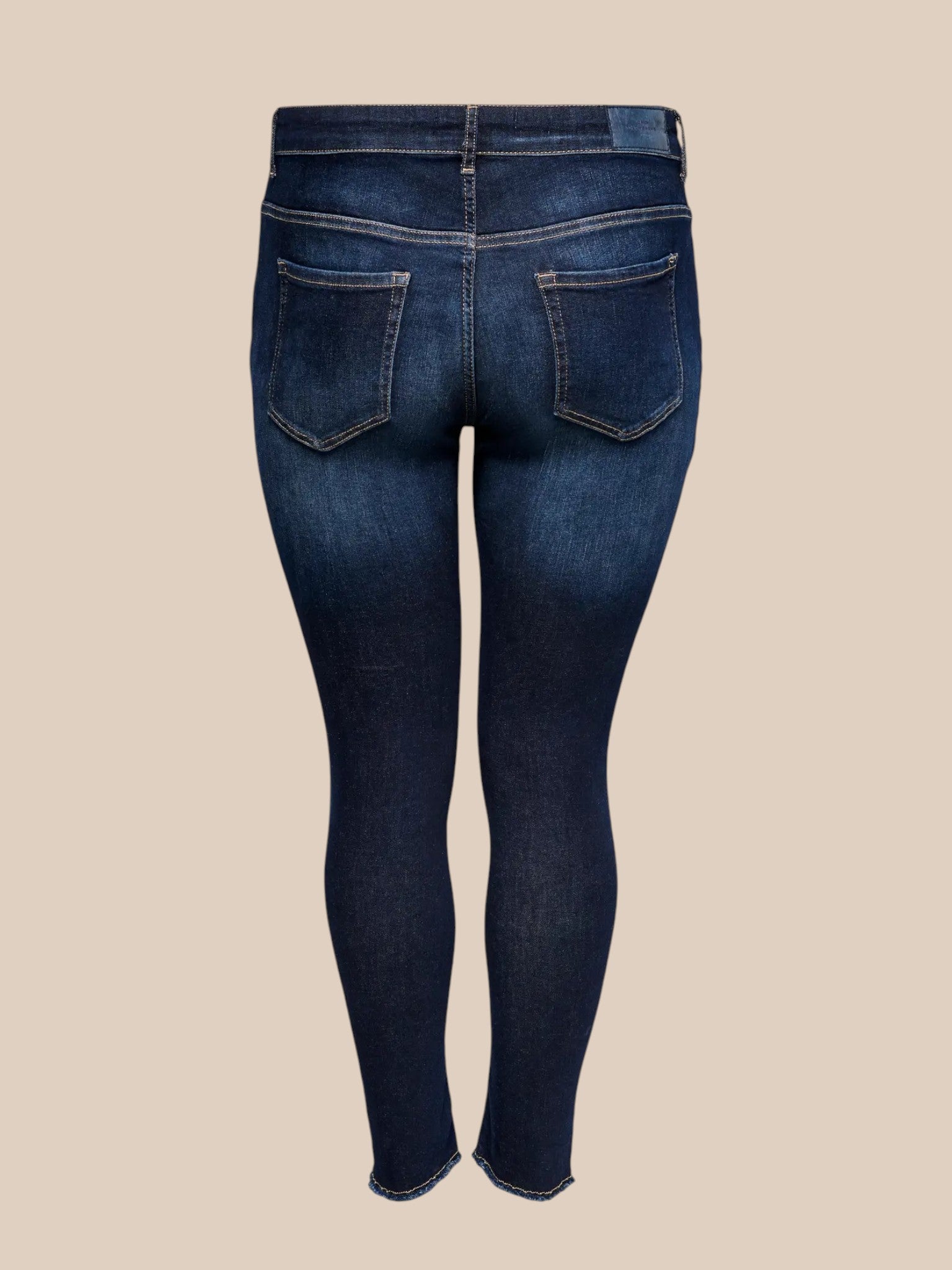 Carwilly fra Only Carmakoma er den perfekte plus size jeans, som er fantastisk året rundt. Den har fryns forneden, og så er den i den smukkeste blå denimfarve.