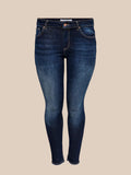 Carwilly fra Only Carmakoma er den perfekte plus size jeans, som er fantastisk året rundt. Den har fryns forneden, og så er den i den smukkeste blå denimfarve.