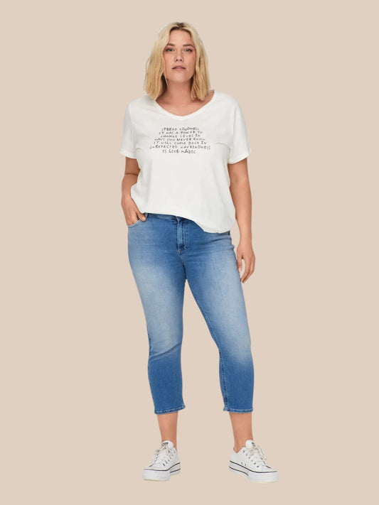 Den lækre Carwilly jeans model som vi kender den, her er den bare i capri længde. Den er i en lys jeans som er perfekt til sommeren og sensommeren. Perfekt til plus pigen, som elsker at gå i jeans.