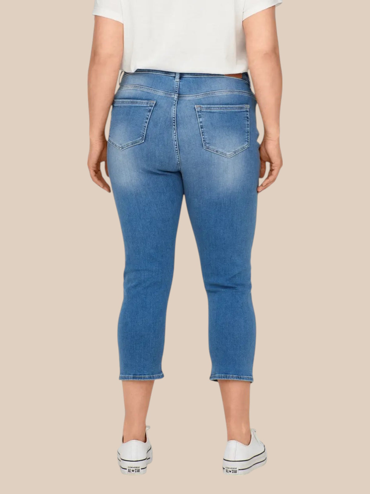 "CarWilly jeans i plus size vist på Maria, der er lav af højde, hvilket gør at bukselængden fremstår næsten som fuld længde, klassisk denim med komfortabel og flatterende pasform"