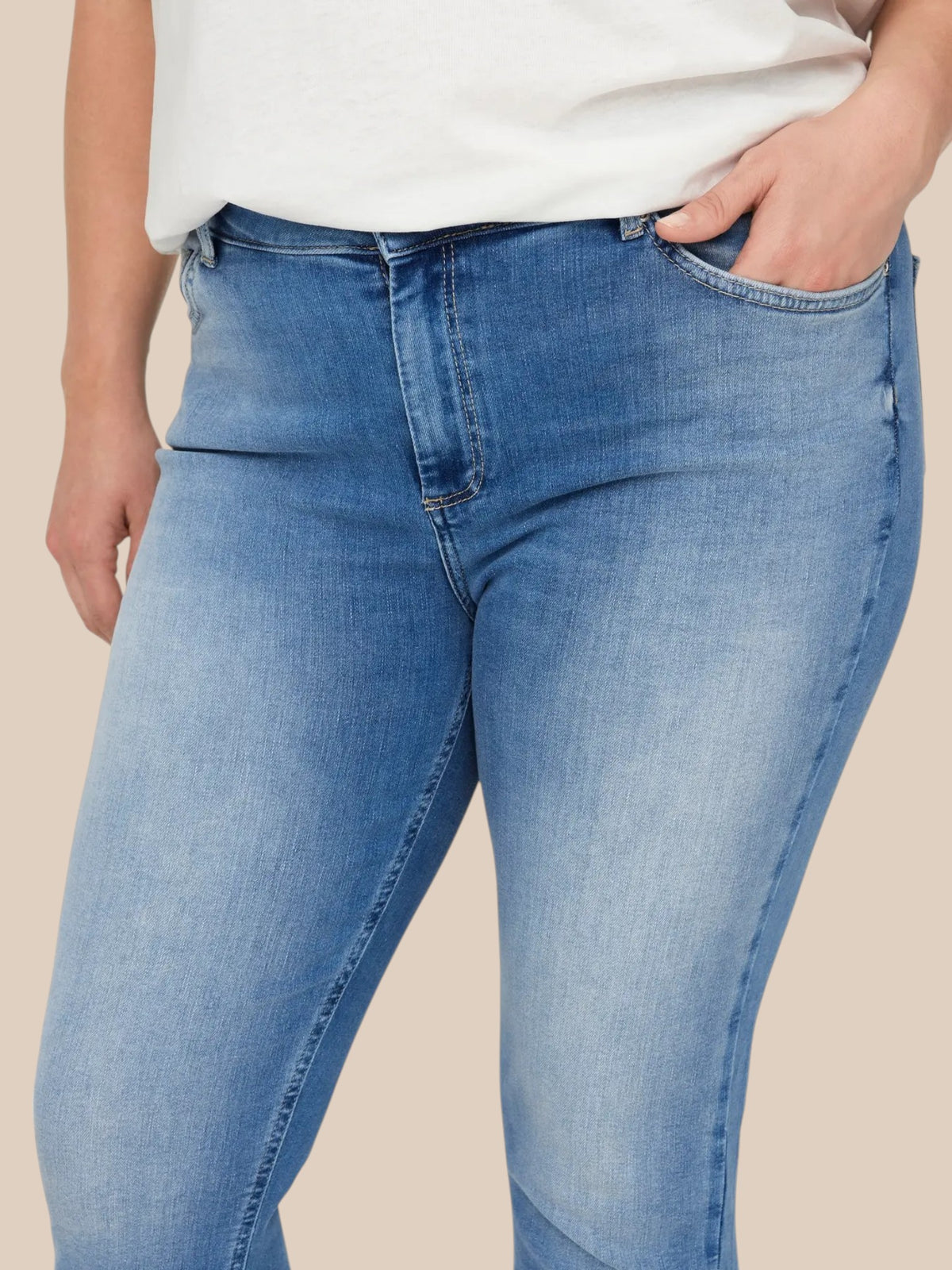 "CarWilly jeans i plus size vist på Maria, der er lav af højde, hvilket gør at bukselængden fremstår næsten som fuld længde, klassisk denim med komfortabel og flatterende pasform"