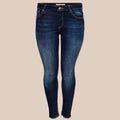 Carwilly fra Only Carmakoma er den perfekte plus size jeans, som er fantastisk året rundt. Den har fryns forneden, og så er den i den smukkeste blå denimfarve.