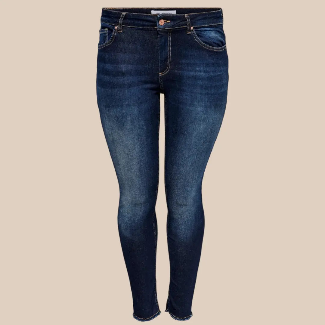 Carwilly fra Only Carmakoma er den perfekte plus size jeans, som er fantastisk året rundt. Den har fryns forneden, og så er den i den smukkeste blå denimfarve.