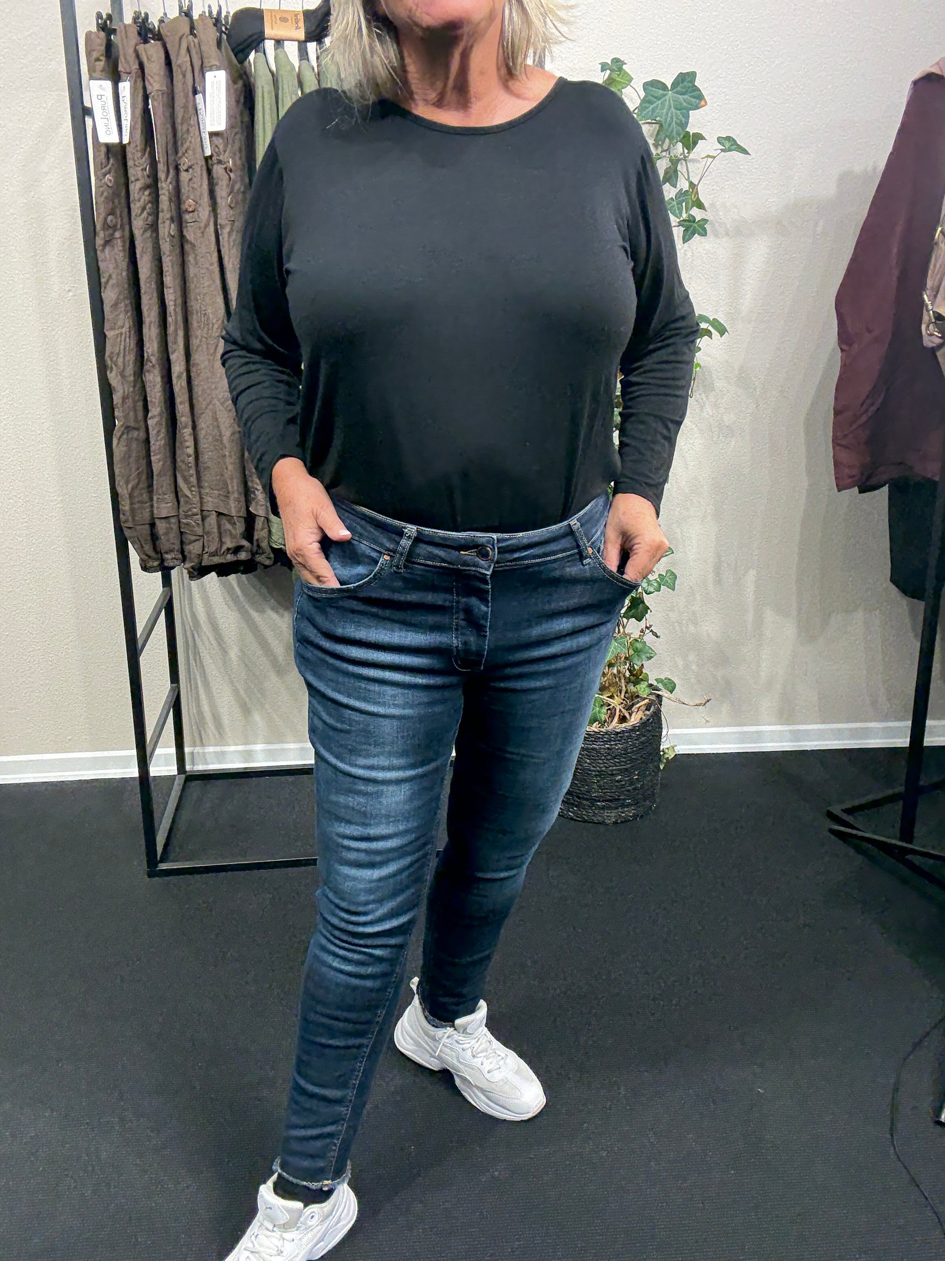 Stramme plussize jeans der er 7/8 del lang med fryns forneden skøn facon der er rummelig over mave og smal i ben.