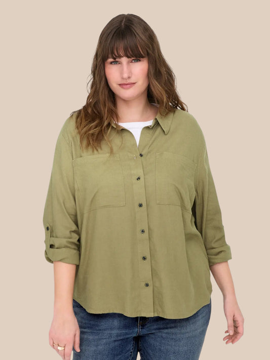 Lækker plus size hør skjorte fra Only Carmakoma, som er en blød viskose/hør blanding. Ærmet har eleatorhejs, men man kan også bruge ærmet i dets fulde længde. Skjorten er gennemknappet. 